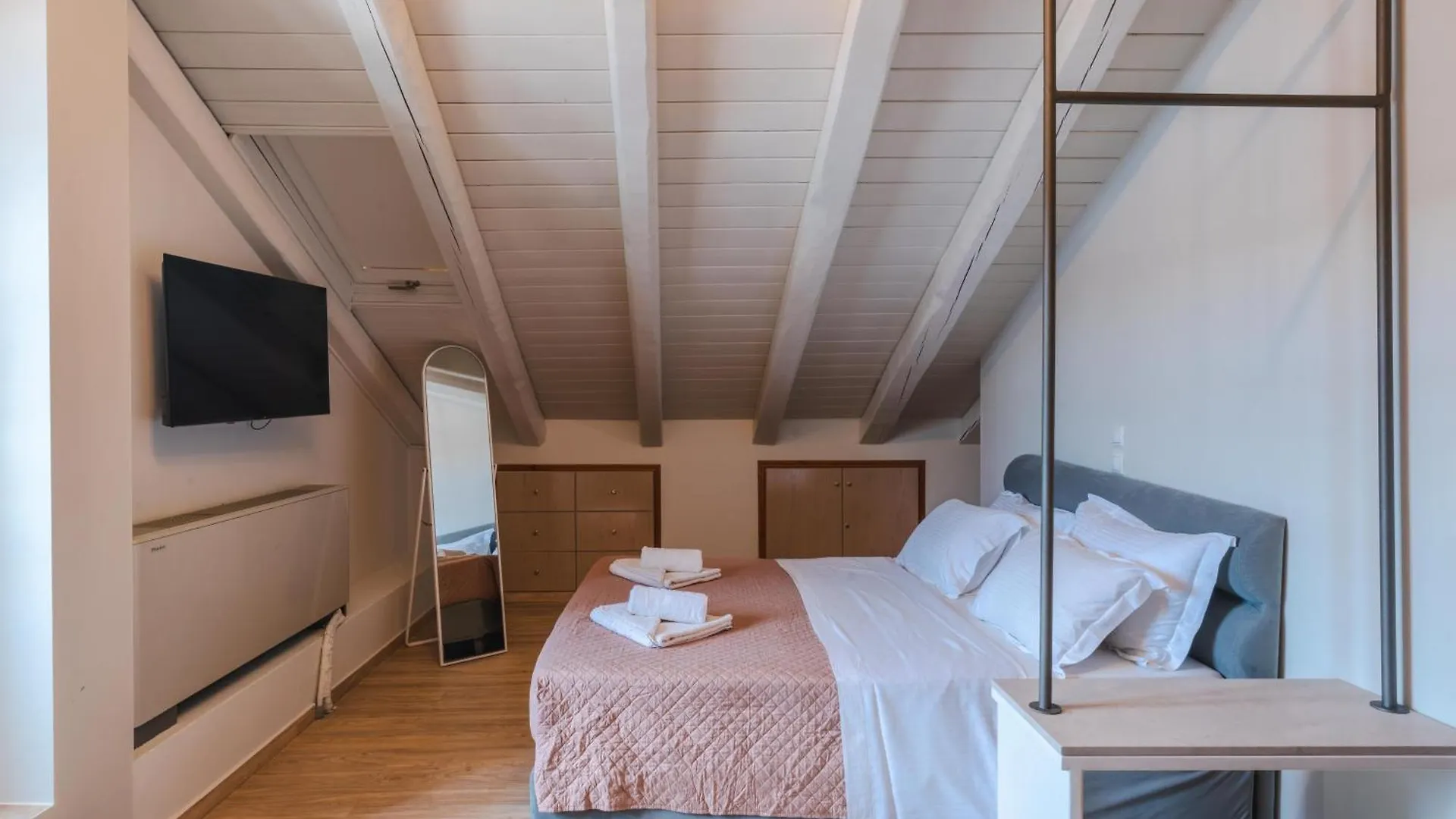 Authentic Suites In Fiscardo Fiskardo Apartment